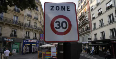 Al momento stai visualizzando Il comune di Parigi ha abbassato il limite di velocità a 30 chilometri orari in quasi tutte le strade