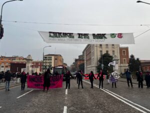 Scopri di più sull'articolo Smash the patriarchy, fight for climate justice, strike the war: bloccato Ponte Matteotti