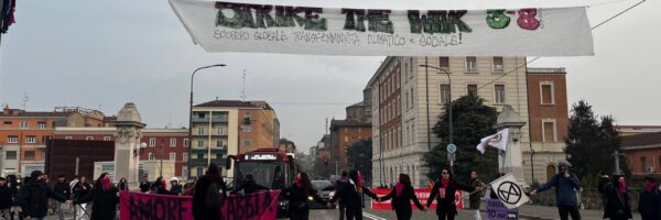Smash the patriarchy, fight for climate justice, strike the war: bloccato Ponte Matteotti