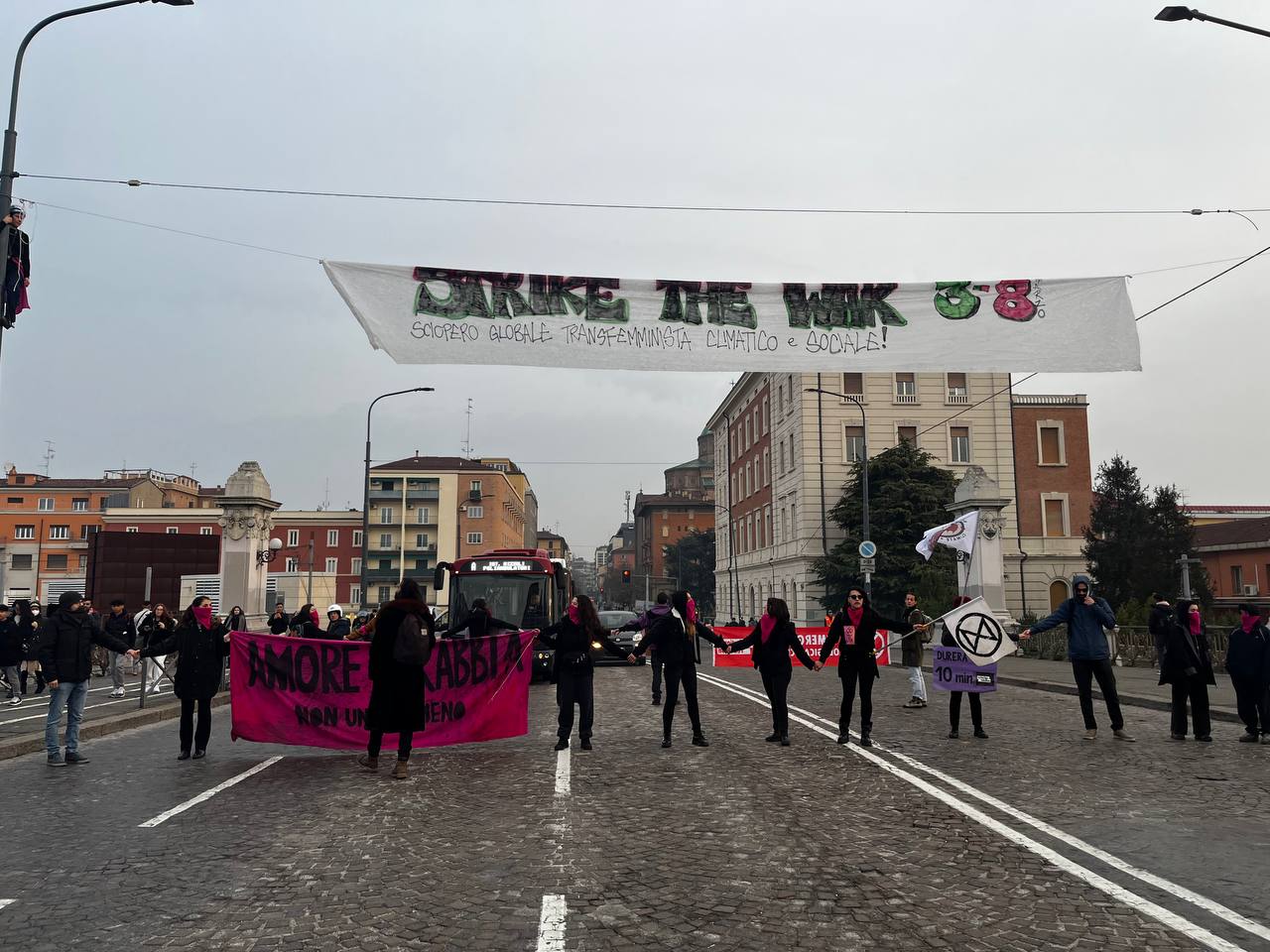 Al momento stai visualizzando Smash the patriarchy, fight for climate justice, strike the war: bloccato Ponte Matteotti